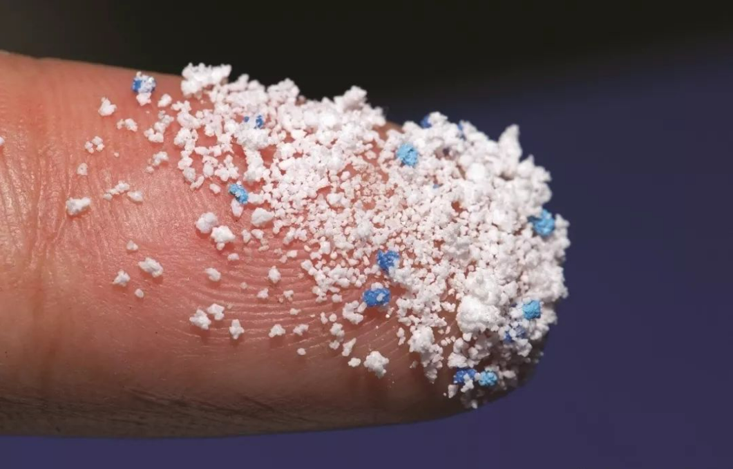 科學(xué)家首次在人類血液中發(fā)現(xiàn)微塑料，使用生物降解袋減少微塑料的產(chǎn)生(圖1)