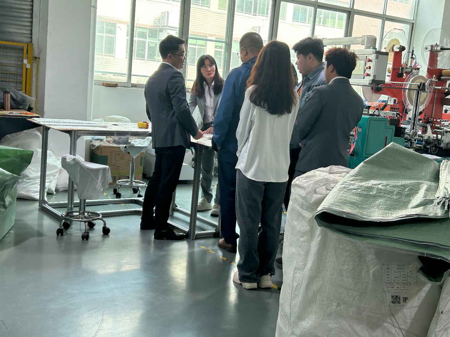 國際合作伙伴深度考察，共謀發(fā)展 —— 外國客戶訪問久信達科技生產(chǎn)車間(圖3)