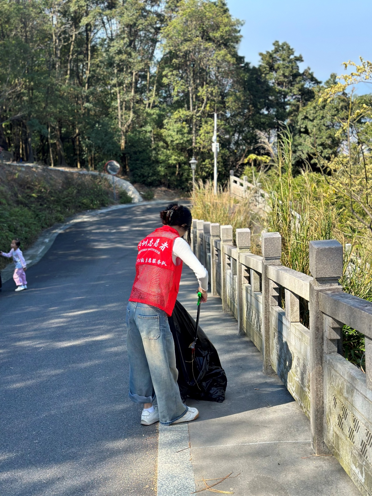 守護(hù)綠水青山，久信達(dá)環(huán)保袋義工點(diǎn)亮陽(yáng)臺(tái)山(圖2)